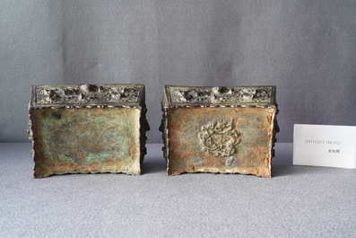 Een paar Chinese bronzen wierookbranders met opengewerkte deksels in Ming-stijl, 19e eeuw