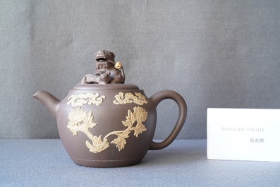 Een tweekleurige Chinese Yixing steengoed theepot met opgelegd floraal decor, Kangxi