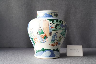 Un vase en porcelaine de Chine wucai &agrave; d&eacute;cor de chevaliers, 19&egrave;me