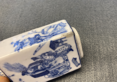 Quatre tabati&egrave;res en porcelaine de Chine en bleu et blanc et rouge de fer, 19/20&egrave;me