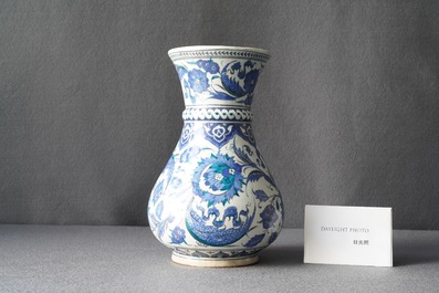 Een blauw-witte vaas in Iznik-stijl, wellicht Samson, Frankrijk, 19e eeuw