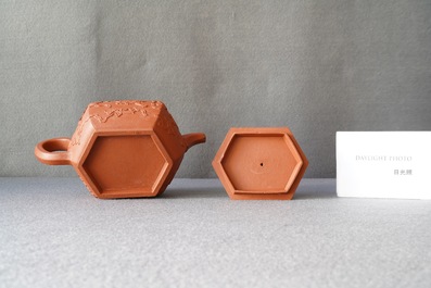 Een Chinese hexagonale Yixing steengoed theepot met deksel, Kangxi