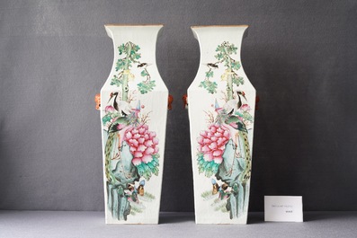 Une paire de vases de forme carr&eacute;e en porcelaine de Chine famille rose, 19/20&egrave;me