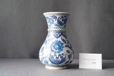 Un vase de style Iznik en bleu et blanc, prob. Samson, France, 19&egrave;me