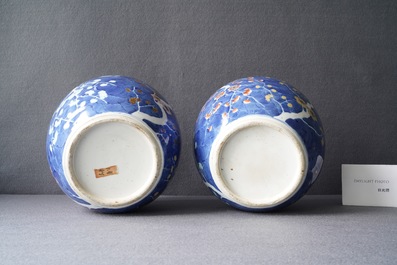 Une paire de pots couverts en porcelaine de Chine polychrome, 19&egrave;me