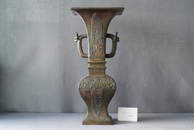 Een grote Chinese bronzen vaas, Qing