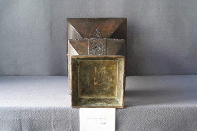 Een grote Chinese bronzen vaas, Qing