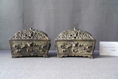 Une paire de br&ucirc;le-parfums aux couvercles ajour&eacute;s en bronze de style Ming, Chine, 19&egrave;me