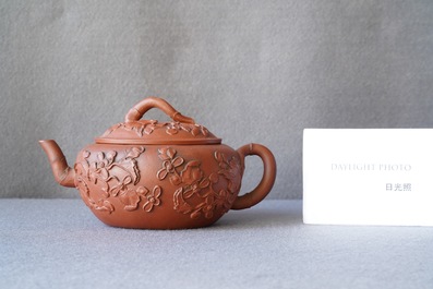 Een Chinese Yixing steengoed theepot met opgelegd floraal decor, Kangxi