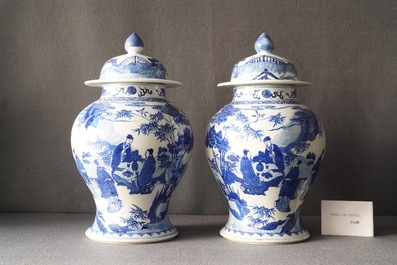 Een paar Chinese blauw-witte dekselvazen met figuratief decor, 19e eeuw