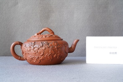 Een Chinese Yixing steengoed theepot met opgelegd floraal decor, Kangxi