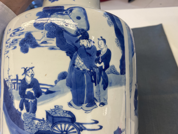 Een fraaie Chinese blauw-witte rouleau vaas met figuratieve panelen, Kangxi
