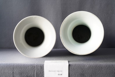 Un vase en porcelaine de Chine qianjiang cai &agrave; d&eacute;cor d'un paysage et un aux antiquit&eacute;s, 19/20&egrave;me