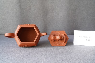 Een Chinese hexagonale Yixing steengoed theepot met deksel, Kangxi