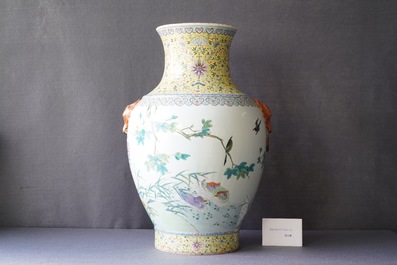 Een grote Chinese famille rose 'hu' vaas met vogels, Qianlong merk, Republiek