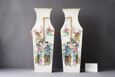 Een paar vierkante Chinese famille rose vazen, 19/20e eeuw