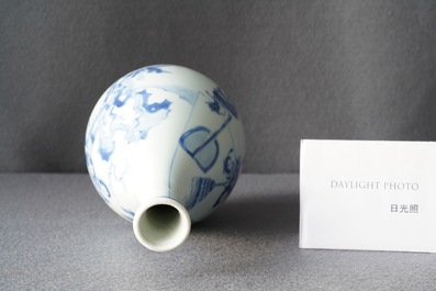 Un vase de forme poireau en porcelaine de Chine en bleu et blanc, Kangxi