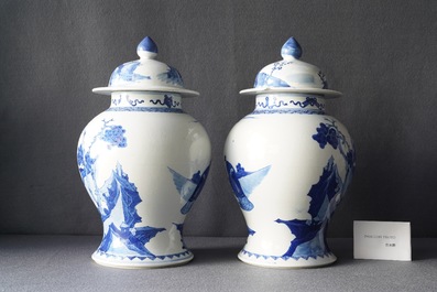 Une paire de vases couverts en porcelaine de Chine en bleu et blanc, 19&egrave;me