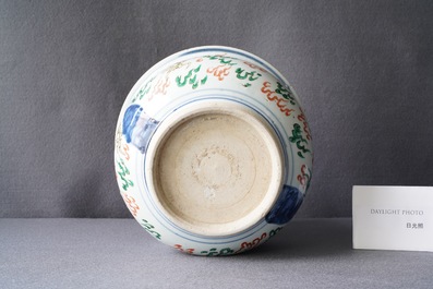 Un br&ucirc;le-parfum en porcelaine de Chine wucai, &eacute;poque Transition