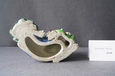 Un groupe en porcelaine de Chine figurant un lion bouddhiste et son lionceau sur socle en bois, 19&egrave;me