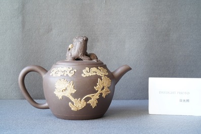 Een tweekleurige Chinese Yixing steengoed theepot met opgelegd floraal decor, Kangxi