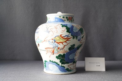 Un vase en porcelaine de Chine wucai &agrave; d&eacute;cor de chevaliers, 19&egrave;me