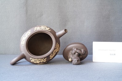 Een tweekleurige Chinese Yixing steengoed theepot met opgelegd floraal decor, Kangxi