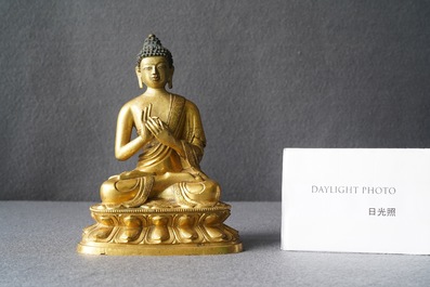 Une figure de Bouddha en bronze dor&eacute;, Chine, Kangxi