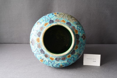 Un vase en porcelaine de Chine fahua &agrave; d&eacute;cor de lions bouddhistes, Ming