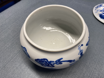 Un br&ucirc;le-parfum couvert en porcelaine de Chine en bleu et blanc, Kangxi