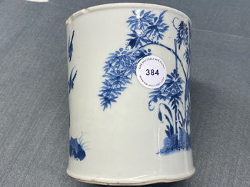 Un pot &agrave; pinceaux en porcelaine de Chine en bleu et blanc, marque de Chenghua, Kangxi