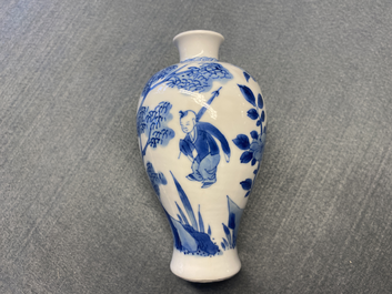 Un petit vase en porcelaine de Chine en bleu et blanc, Kangxi