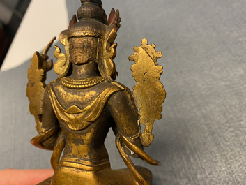 Een Chinese vergulde bronzen figuur van Boeddha, 18/19e eeuw