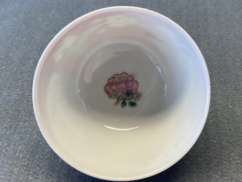 Une tasse et soucoupe en porcelaine de Chine &agrave; fond rouge de rubis, Yongzheng