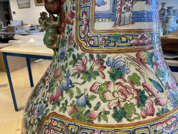 Une paire de vases de taille exceptionelle en porcelaine de Chine famille rose, 19&egrave;me