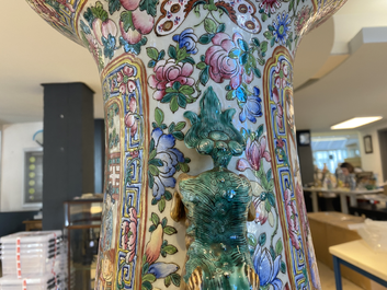 Une paire de vases de taille exceptionelle en porcelaine de Chine famille rose, 19&egrave;me