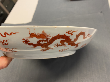 Un plat en porcelaine de Chine &agrave; d&eacute;cor d'un dragon en rouge de fer, Kangxi