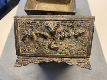 Une paire de br&ucirc;le-parfums aux couvercles ajour&eacute;s en bronze de style Ming, Chine, 19&egrave;me