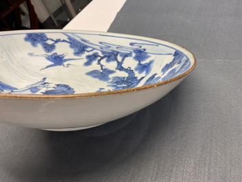 Un plat en porcelaine de Chine en bleu et blanc &agrave; d&eacute;cor d'immortels, marque Yu Tang Jia Qi, Shunzhi