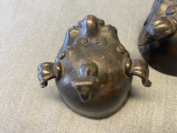 Une paire de br&ucirc;le-parfums en forme de luduan en bronze laqu&eacute; et dor&eacute;, Chine, Ming