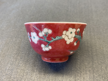 Une tasse et soucoupe en porcelaine de Chine &agrave; fond rouge de rubis, Yongzheng