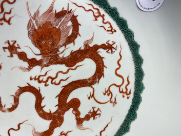 Un plat en porcelaine de Chine &agrave; d&eacute;cor d'un dragon en rouge de fer, Kangxi