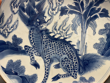 Un plat en porcelaine de Chine en bleu et blanc &agrave; d&eacute;cor d'un qilin, marque Yu Tang Jia Qi, Shunzhi