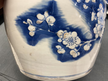 Een Chinese blauw-witte en koperrode kom met prunusbloemen, Kangxi