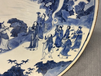 Un plat en porcelaine de Chine en bleu et blanc &agrave; d&eacute;cor d'immortels, marque Yu Tang Jia Qi, Shunzhi