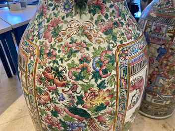 Une paire de vases de taille exceptionelle en porcelaine de Chine famille rose, 19&egrave;me