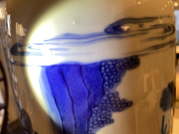 Un vase de forme rouleau en porcelaine de Chine en bleu et blanc, &eacute;poque Transition