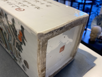 Un vase de forme carr&eacute;e en porcelaine de Chine qianjiang cai, 19&egrave;me