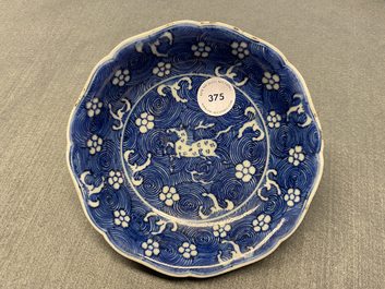 Une coupe en porcelaine de Chine en bleu et blanc &agrave; d&eacute;cor d'un cheval, marque de Jiajing, Kangxi