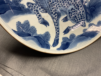 Un plat en porcelaine de Chine en bleu et blanc &agrave; d&eacute;cor d'un qilin, marque Yu Tang Jia Qi, Shunzhi